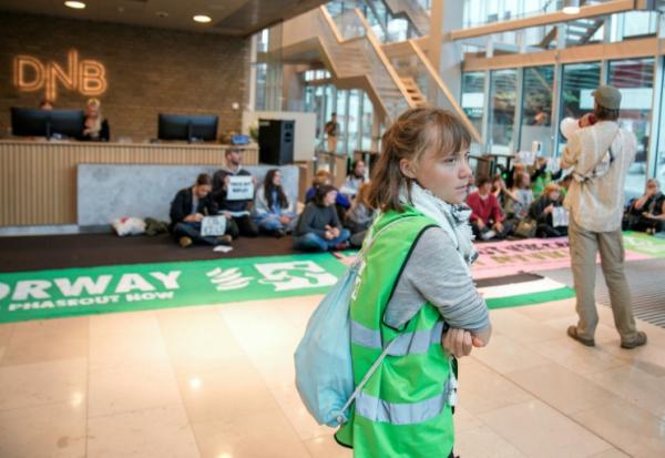 La militante suédoise Greta Thunberg et des membres d'Extinction Rebellion bloquent l'accès au  siège social de la banque DNB à Oslo, le 22 août 2025 en Norvège