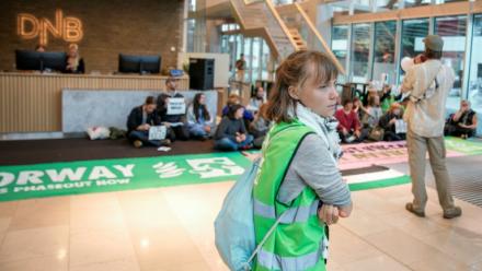 La militante suédoise Greta Thunberg et des membres d'Extinction Rebellion bloquent l'accès au  siège social de la banque DNB à Oslo, le 22 août 2025 en Norvège