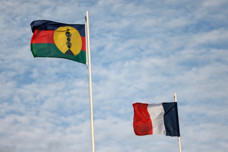 Le drapeau du FLNKS et le drapeau français à Nouméa, le 24 juillet 2023 en Nouvelle-Calédonie