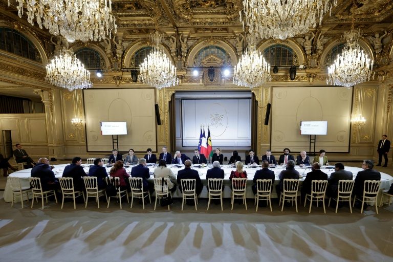 Le président Emmanuel Macron (c) lors d'une réunion sur la Nouvelle-Calédonie à l'Elysée, le 19 janvier 2026 à Paris 