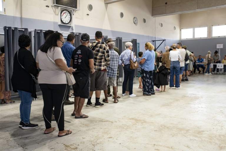 Des électeurs attendent pour voter dans le quartier de Rivière Salée à Nouméa, lors des élections provinciales, le 28 juin 2026 en Nouvelle-Calédonie