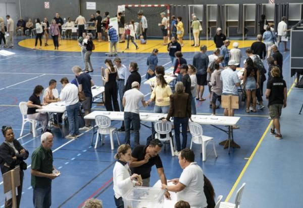 Des électeurs votent à Nouméa lors des élections provinciales, le 28 juin 2026 en Nouvelle-Calédonie