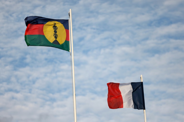 Drapeaux kanak et français, le 24 juillet 2023 à Nouméa