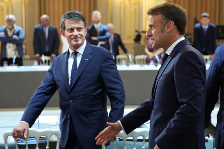 Le président Emmanuel Macron (D) et le ministre des Outre-mer Manuel Valls (G)lors du sommet sur l'avenir de la Nouvelle-Calédonie, organisé à Paris le 2 juillet 2025
