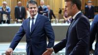 Le président Emmanuel Macron (D) et le ministre des Outre-mer Manuel Valls (G)lors du sommet sur l'avenir de la Nouvelle-Calédonie, organisé à Paris le 2 juillet 2025