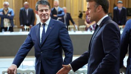 Le président Emmanuel Macron (D) et le ministre des Outre-mer Manuel Valls (G)lors du sommet sur l'avenir de la Nouvelle-Calédonie, organisé à Paris le 2 juillet 2025