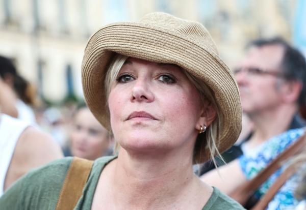 Flavie Flament participant à un rassemblement d'associations devant le ministère de la Justice pour demander une loi sur les violences faites aux mineurs, Paris, le 15 juin 2026