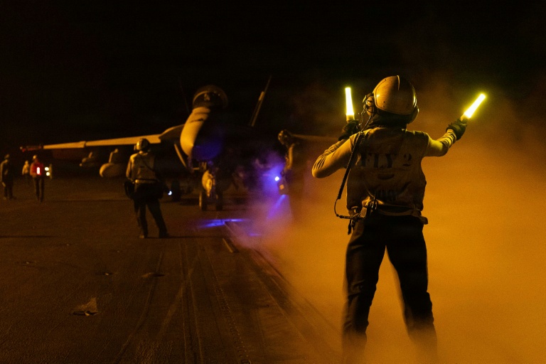 Une image rendue publique par les forces armées américaines le 8 septembre 2026 montre un F/A-18F Super Hornet sur le pont d'envol du porte-avions USS George HW Bush au Moyen-Orient
