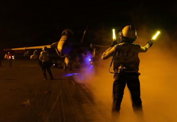 Une image rendue publique par les forces armées américaines le 8 septembre 2026 montre un F/A-18F Super Hornet sur le pont d'envol du porte-avions USS George HW Bush au Moyen-Orient