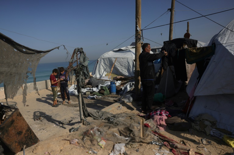 Des Palestiniens constatent les dégâts après une frappe israélienne sur un camp de déplacés dans la zone de Mawassi, à Khan Younès, dans le sud de la bande de Gaza, le 20 novembre 2025