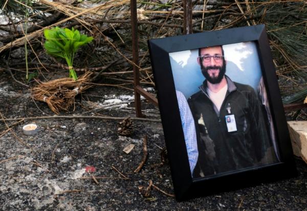 Un portrait photo d'Alex Pretti, 37 ans, a été placé sur un mémorial improvisé dans la zone où il a été abattu plus tôt dans la journée par des agents fédéraux de l’immigration, à Minneapolis, dans le Minnesota, le 24 janvier 2026