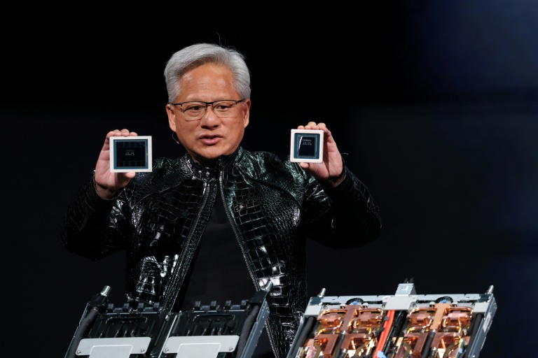 Le Pdg de Nvidia Jensen Huang présente les nouveaux processeurs Rubin et Vera produits par son entreprise le 5 janvier 2026 à Las Vegas