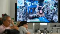 Sophie Adenot sur un écran lors d'un échange avec des journalistes au siège de l'ESA à Paris le 2 septembre 2026