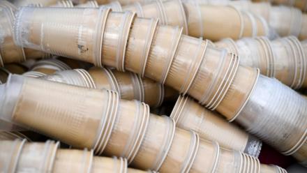 Gobelets en plastique sur le site de recyclage de Bourg-Blanc (Finistère), le 29 mai 2018