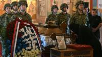 Des membres des forces armées serbes encadrent le cercueil de Ratko Mladic lors de l'hommage public à l'église Saint Luka de Belgrade, le 7 septembre 2026 en Serbie