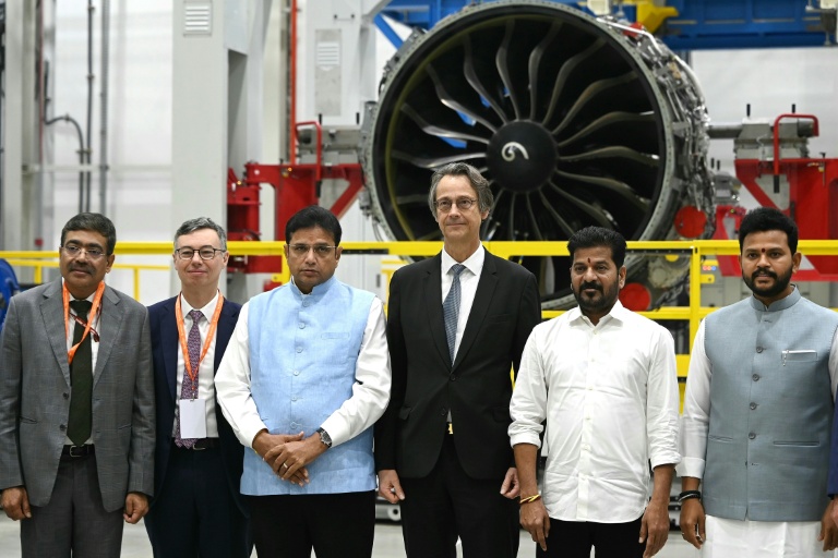 Le patron de Safran Olivier Andriès (centre) inaugure l'usine de maintenance de moteurs Leap à Hyderabad, en Inde, le 26 novembre 2025 