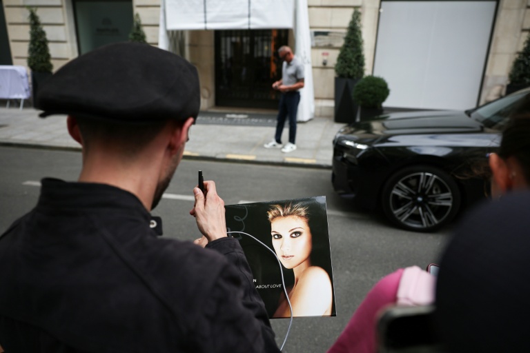 Un fan de Céline Dion, à Paris le 3 septembre 2026