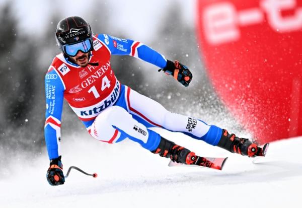 Cyprien Sarrazin lors de la descente de Kitzbühel le 19 janvier 2024. Grièvement blessé à l'entraînement onze mois plus tard, le skieur français ne sait toujours pas s'il reprendre un jour la compétition et a été très marqué par le récent accident mortel de l'Italien Matteo Franzoso