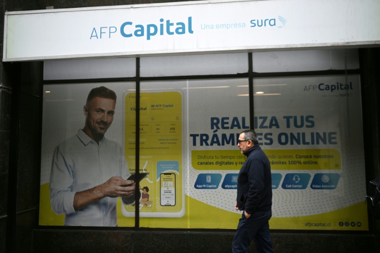 Un passant devant les bureaux d'une Administratrice de fonds de pension (AFP), à Santiago du Chili le 26 octobre 2026