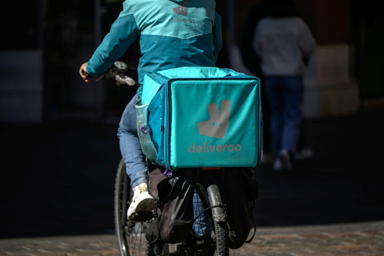 Un livreur Deliveroo à vélo dans une rue de Toulouse, le 18 mars 2025