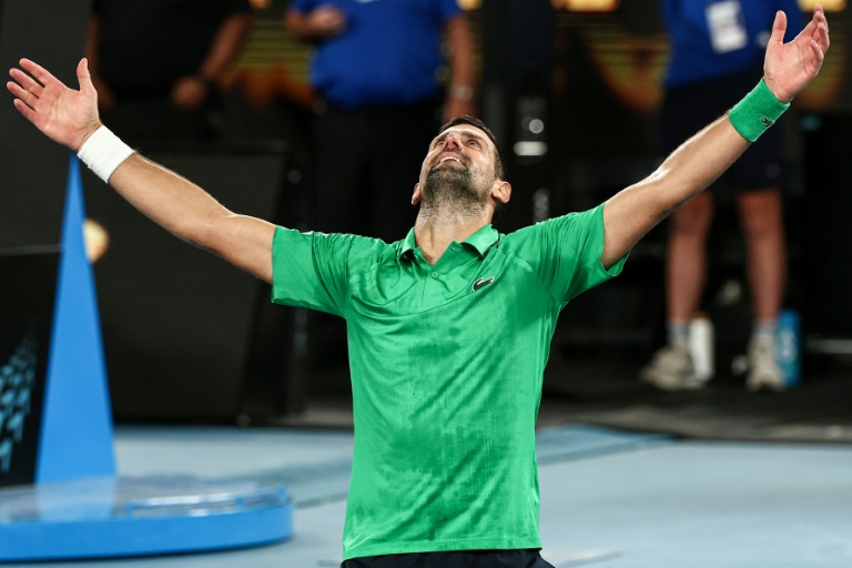 Le Serbe Novak Djokovic exulte après sa victoire face à l'Italien Jannik Sinner en demi-finale de l'Open d'Australie, le 30 janvier 2026 à Melbourne