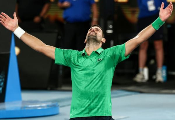 Le Serbe Novak Djokovic exulte après sa victoire face à l'Italien Jannik Sinner en demi-finale de l'Open d'Australie, le 30 janvier 2026 à Melbourne