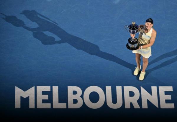 Elena Rybakina présente son trophée après sa victoire en finale de l'Open d'Australie, le 31 janvier 2026 à Melbourne