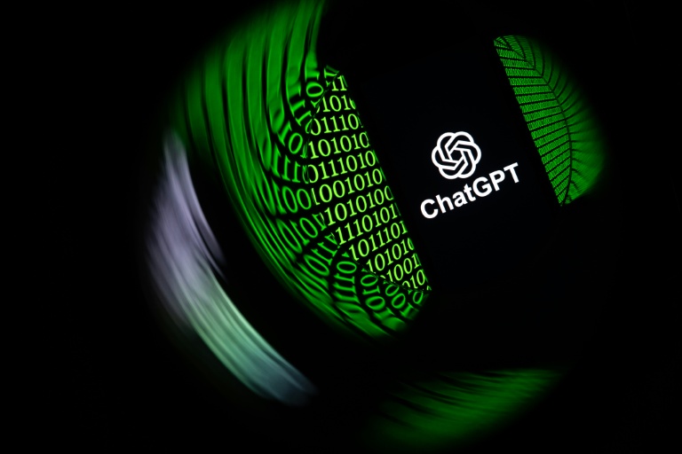 OpenAI a commencé mardi à déployer une version de ChatGPT réservée aux adolescents, appliquée par défaut aux 13-17 ans avec des garde-fous renforcés, un an après une première plainte accusant l'assistant IA d'avoir contribué au suicide d'un jeune Américain
