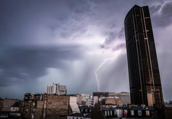 Un éclair dans un ciel d'orage près de la Tour Montparnasse à Paris, le 25 juin 2025