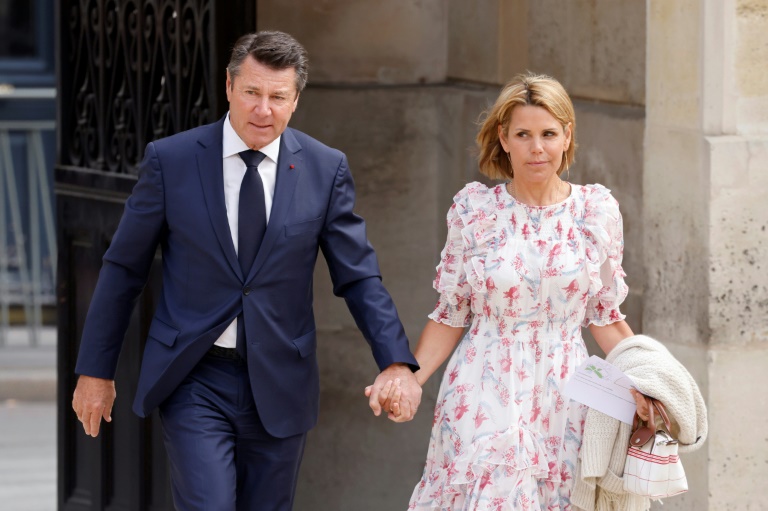 Le maire de Nice Christian Estrosi et son épouse Laura Tenoudji, le 7 mai 2022 à l'Elysée, à Paris