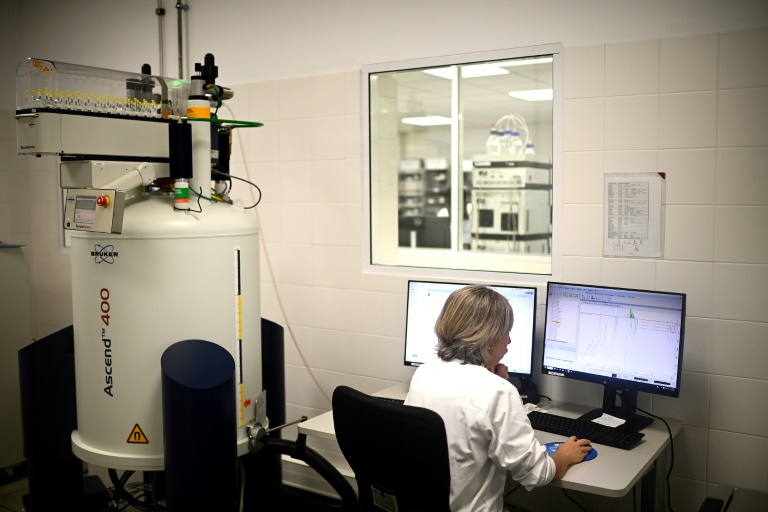 Une technicienne travaille dans le laboratoire d'analyses de l'entreprise Famille Michaud Apiculteurs, le 12 juin 2025 à Gan, dans les Pyrénées-Atlantiques