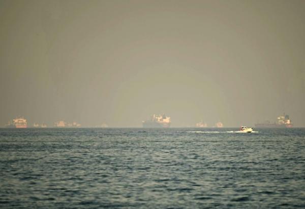 Des cargos et des pétroliers sont visibles au large de la ville de Fujaïrah, dans le détroit d'Ormuz, dans le nord des Émirats, le 25 février 2026.