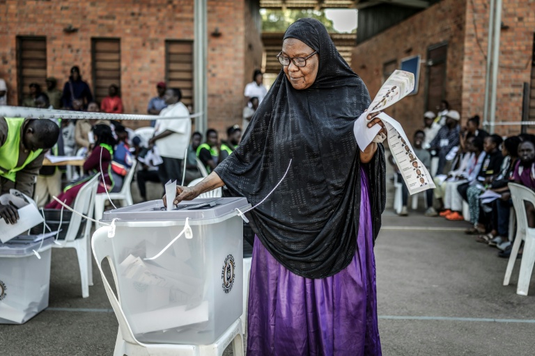 Une électrice vote lors de l'élection présidentielle à Kampala, le 15 janvier 2026 en Ouganda
