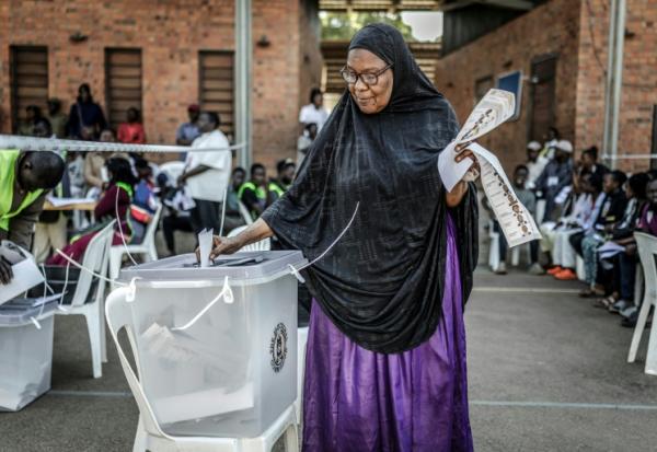 Une électrice vote lors de l'élection présidentielle à Kampala, le 15 janvier 2026 en Ouganda
