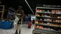 Dans un supermarché le 14 octobre 2024 à Fort-de-France, en Martinique alors secouée par des manifestations contre la vie chère