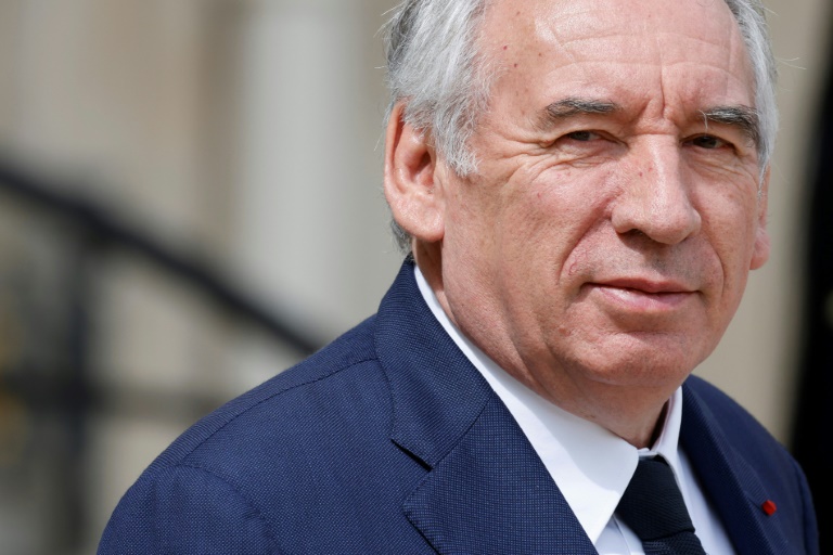 Le Premier ministre François Bayrou quitte le Palais de l'Elysée, à Paris, le 7 mai 2025