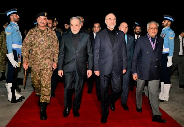 Cette photo diffusée par le ministère pakistanais des Affaires étrangères montre le ministre (2e D) et le chef de l'armée (2e G) encadrant le chef de la diplomatie iranienne, Abbas Araghchi (CG) et le président du parlement irakien (CD), Mohammad Bagher Ghalibaf, à leur arrivée pour des discussions avec les Etats-Unis, le 11 avril 2026
