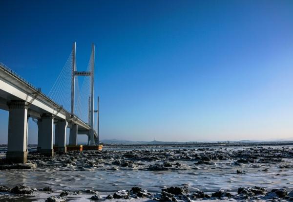 Un pont sur le fleuve Yalu entre la Chine et la Corée du Nord, le 11 janvier 2018