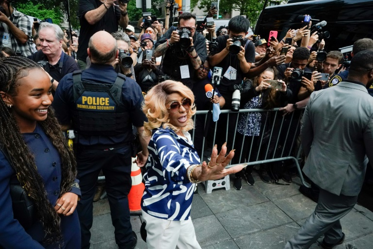 Janice Combs (c), la mère de P. Diddy, à son départ du tribunal après l'énoncé du verdict dans le procès contre son fils, le 2 juillet 2025 à New York