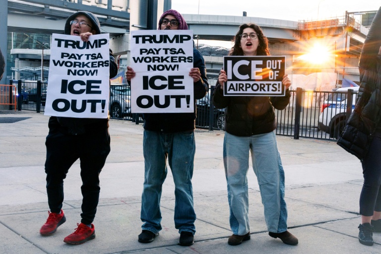 Manifestation contre la présence de l'ICE dans les aéroports et pour le paiement des agents de la TSA devant l'aéroport international John F. Kennedy de New York, le 25 mars 2026