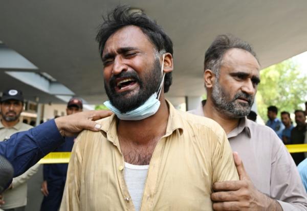 Un père pleure après la mort de son enfant à la suite d'un incendie devant le service de santé maternelle et infantile de l'hôpital PIMS, à Islamabad, le 26 août 2026. L'incendie a coûté la vie à 14 nourrissons.