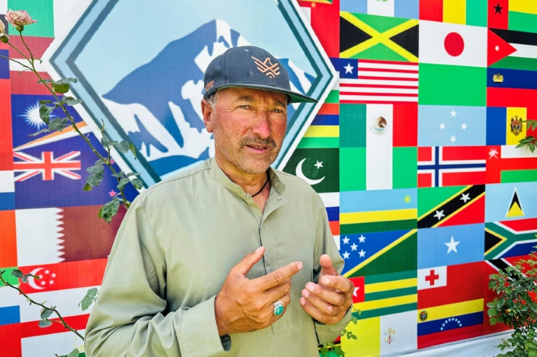 L'alpiniste pakistanais Fida Ali raconte à l'AFP à Skardu, dans la région pakistanaise du Gilgit-Baltistan, comment il a échappé à l'avalanche qui a emporté son expédition car il portait secours à un coéquipier en difficulté, le 1er août 2026