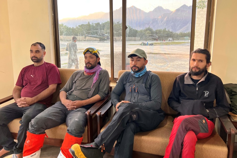 Photo du Club alpin du Pakistan prise le 31 juillet 2026 montrant des sauveteurs avant leur départ de Skardu, dans le nord du Pakistan, pour rechercher le grimpeur népalais Nirmal Purja, disparu avec neuf autres alpinistes dans une avalanche