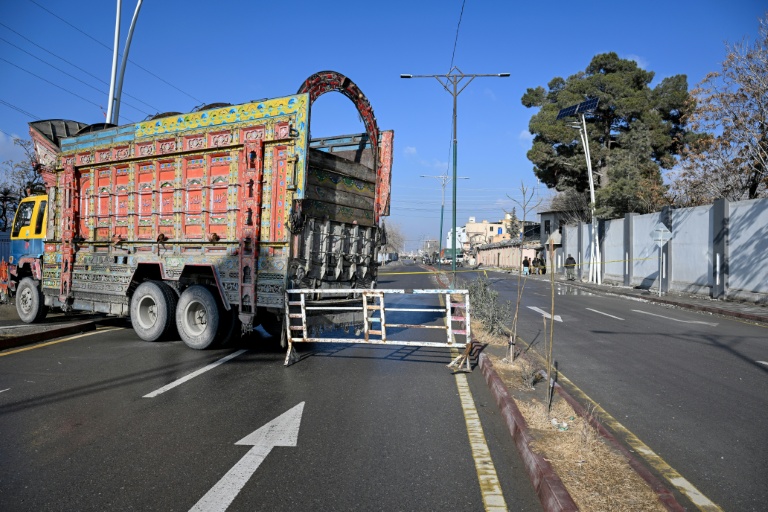 Des camions bloquent le 1er février 2026 l'accès d'artères à Quetta près d'un site où a eu lieu  la veille l'un des assauts menés par des séparatistes ayant tué 120 personnes dans la province pakistanaise du Baloutchistan

