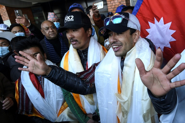 L'alpiniste népalais Nirmal Purja (à droite) à Katmandou, le 26 janvier 2021, après être devenu le premier à réussir l'ascension hivernale du K2, au Pakistan