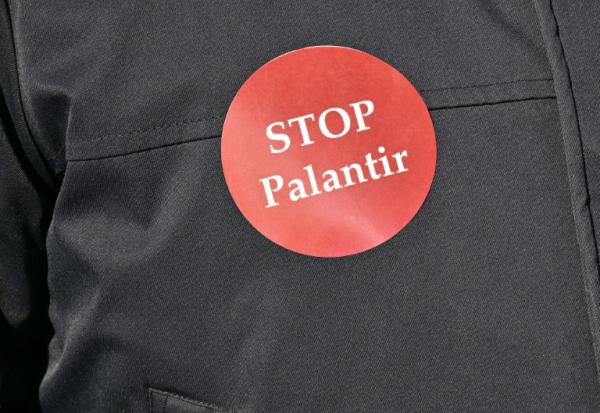 Dans une manifestation contre Palantir, accusée de surveillance de masse, le 2 mars 2026 à Fair Lawn (New Jersey), aux Etats-Unis