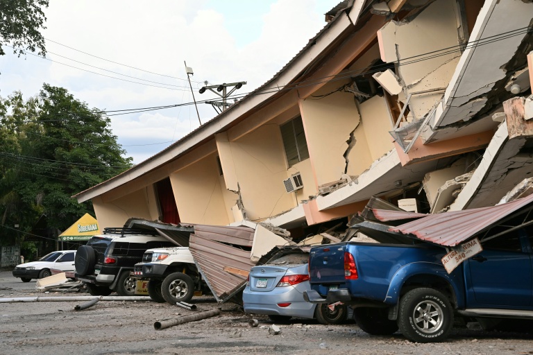Des bâtiments se sont effondrés sur des véhicules dans la ville de Penonomé, au Panama, après un séisme de 7.7 le 9 octobre 2026