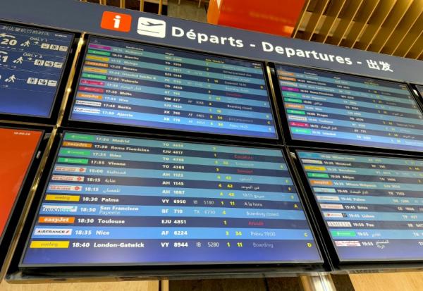 Des panneaux d'information sur les vols au départ lors d'une panne des systèmes de contrôle aérien à l'aéroport de Paris-Orly, au sud de Paris, le 18 mai 2025