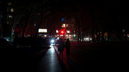 Des piétons dans une rue obscure à Barcelone, en Espagne, pendant une panne d'électricité massive affectant la péninsule ibérique et le sud de la France, le 28 avril 2025