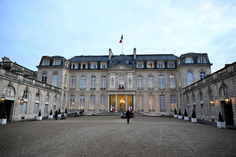 Vue générale de la cour d'entrée et de la façade du palais de l'Élysée à Paris, le 12 mars 2024